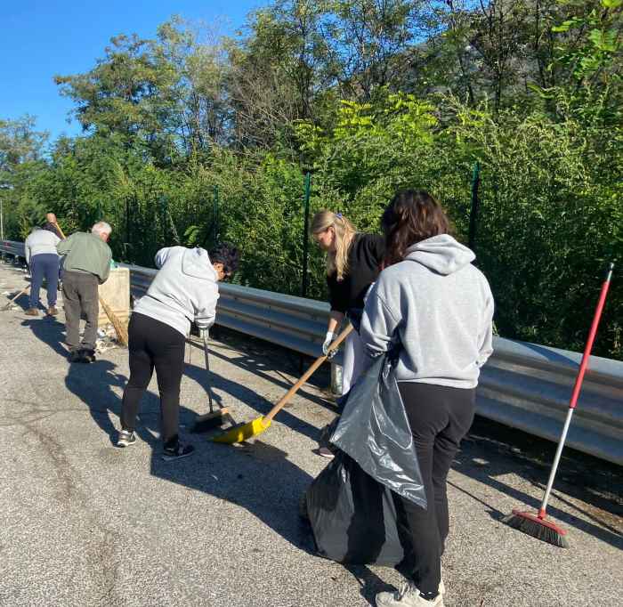 Volontari ripuliscono dai rifiuti la piazzola di sosta sulla Superstrada verso Santa Restituta