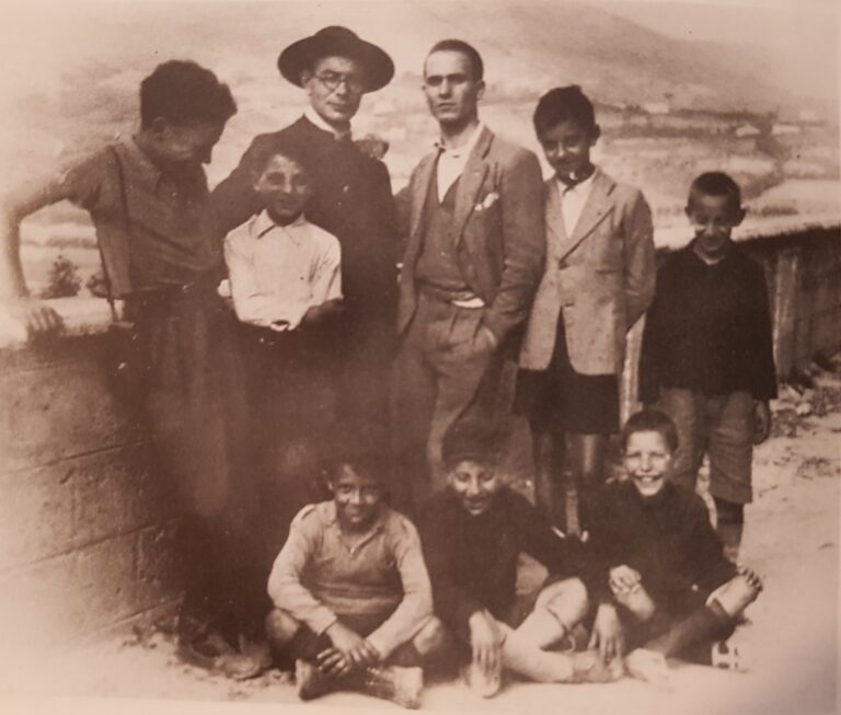 Don Gaetano con un gruppo di parrocchiani presso Tagliacozzo