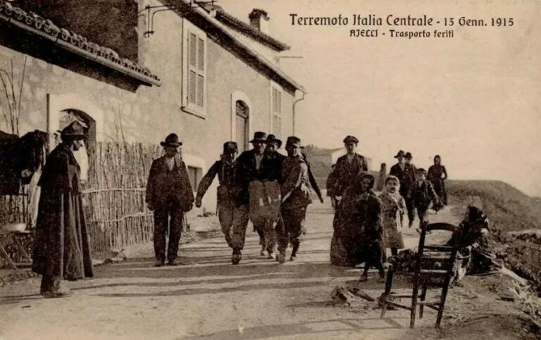 Il dramma del terremoto del 1915 ad Aielli: il trasporto dei feriti in una cartolina d'epoca