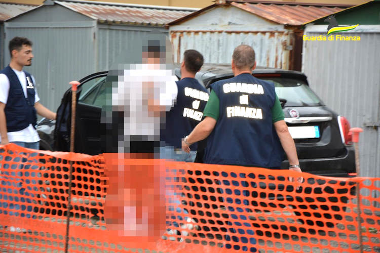 Operazione "Drug market" della Guardia di Finanza sull'asse Roma-Pescara: prezzi e foto delle sostanze stupefacenti sui social