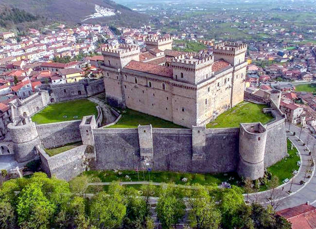 L'amministrazione comunale di Celano presenta "Il Cinema sotto le Mura" nel fossato del Castello Piccolomini