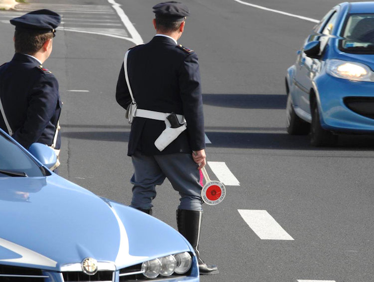 Strade della provincia: nel weekend controllati 628 veicoli e 775 persone, con 49 infrazioni rilevate e 5 documenti ritirati