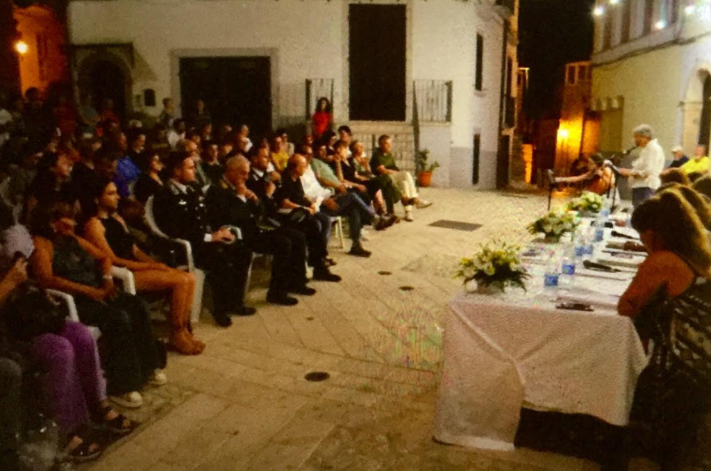 l pubblico con le autorità civili e religiose presenti alla Premiazione del concorso letterario “Il rovo”