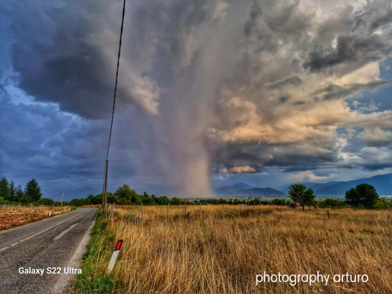 Un potente cloudburst nel Fucino nello spettacolare scatto di Arturo Di Felice