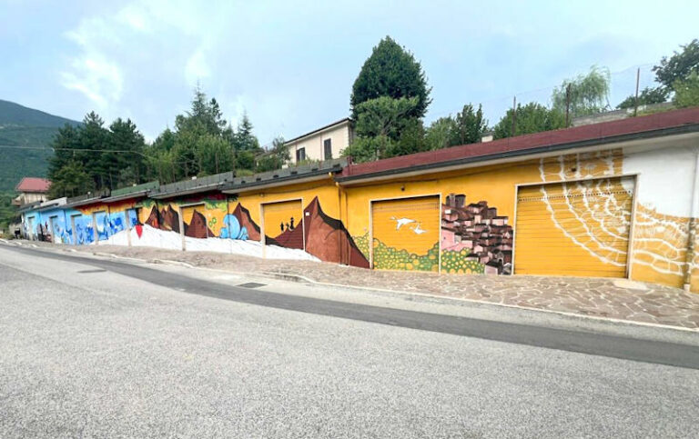 Un murale di 150 mq a Pescocanale: "Un paese ci vuole...", storie di migranti e di speranza dell'artista Alessandro Maurizi