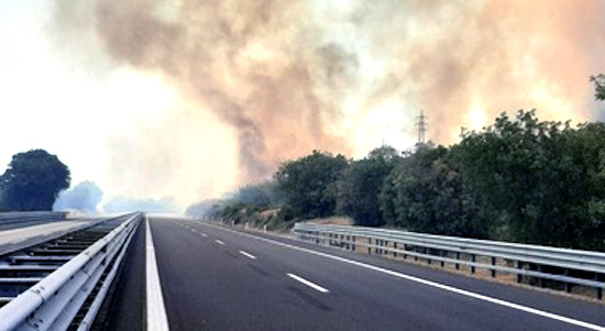 Incendio tra Pescina e Cocullo: traffico rallentato sull'A25