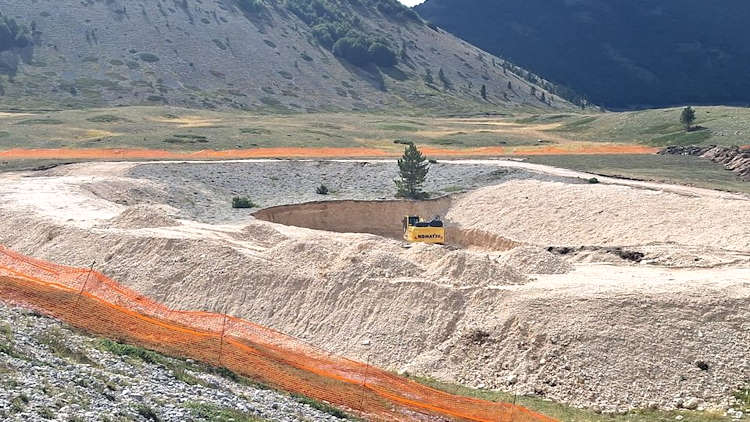 Stop ai lavori per lo stadio nel Parco Sirente-Velino, SOA e SLO: "Indispensabile il ripristino dei luoghi"