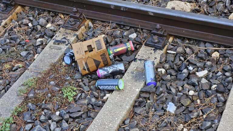 Graffiti sui treni, vandali in azione alla stazione di Avezzano