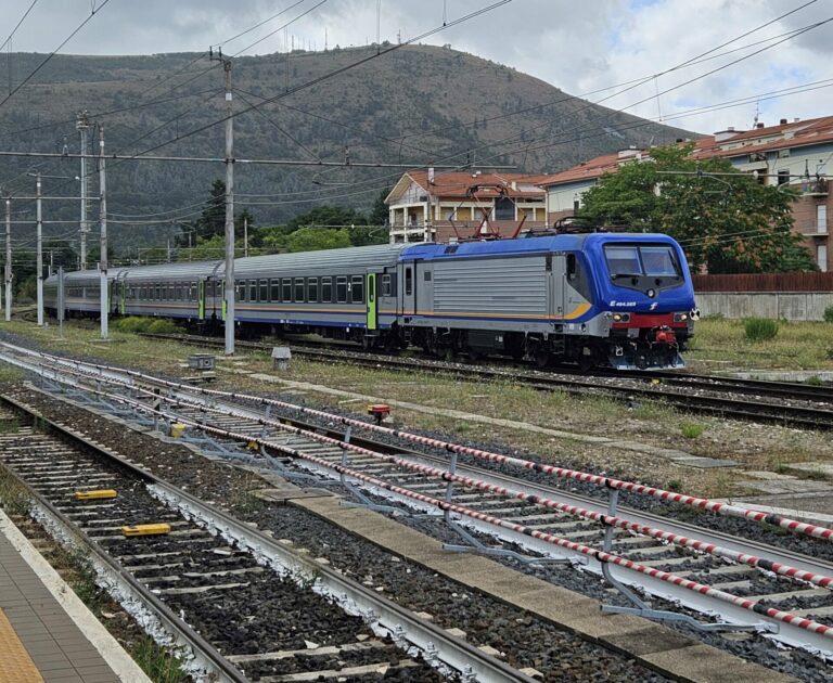 Treni fermi nel fine settimana, indetto maxi sciopero di 24 ore