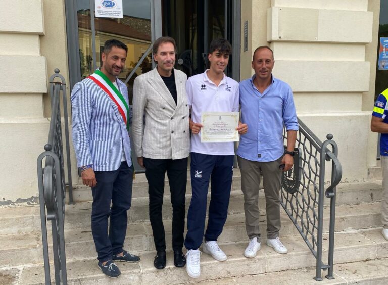 Francesco Scamolla con il maestro e presidente regionale FITA Ennio Cotturone, il sindaco della città di Pescina Mirko Zauri, e l'assessore allo sport Antonio Odorisio