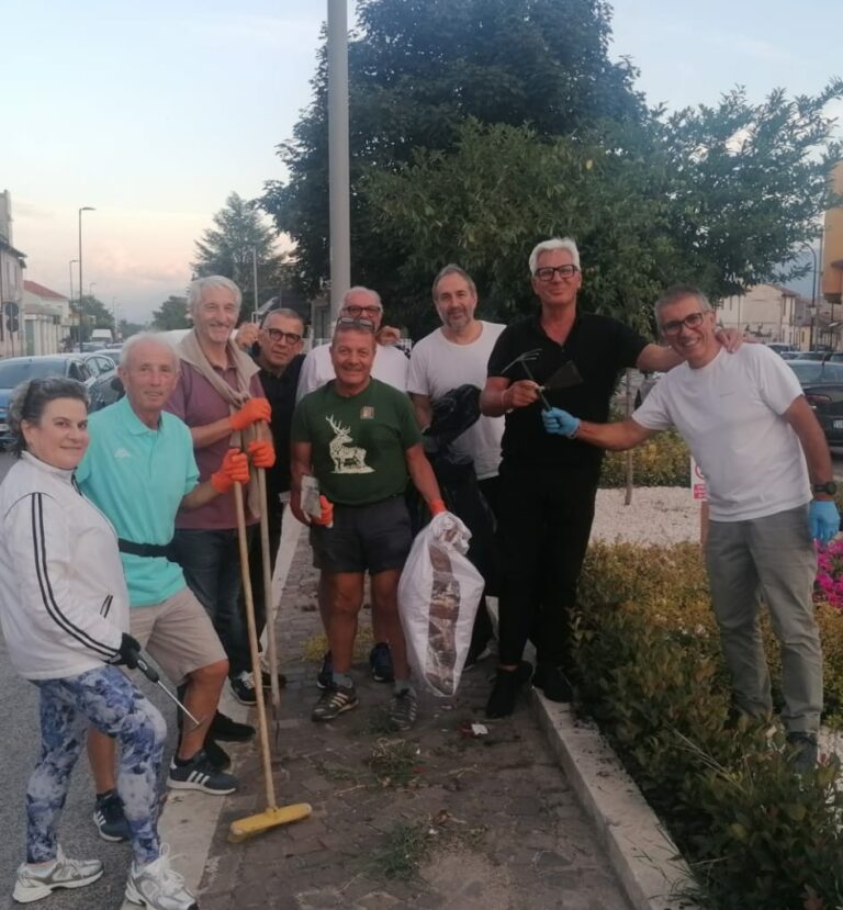 L'Associazione Culturale Piazza Cavour ripulisce le zone verdi del quartiere