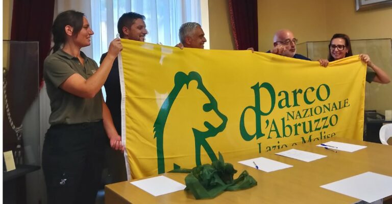 Lecce nei Marsi riceve la Bandiera del Parco Nazionale d'Abruzzo, Lazio e Molise: un simbolo di appartenenza e sostenibilità