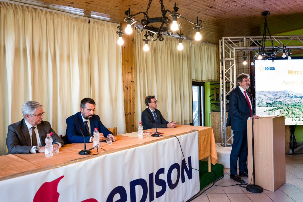 Foto durante evento (da sinistra) Antonio Sorgi (Direttore Generale Regione Abruzzo), Nicola Campitelli (Consigliere regionale con delega all'Energia Regione Abruzzo), Fabio Lamioni (Amministratore Delegato Edison Rinnovabili) e Marco Marsilio (Presidente Regione Abruzzo)