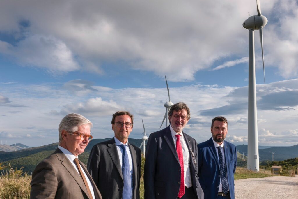  Foto di Gruppo (da sinistra) Antonio Sorgi (Direttore Generale Regione Abruzzo), Fabio Lamioni (Amministratore Delegato Edison Rinnovabili), Marco Marsilio (Presidente Regione Abruzzo) e Nicola Campitelli (Consigliere regionale con delega all'Energia Regione Abruzzo)