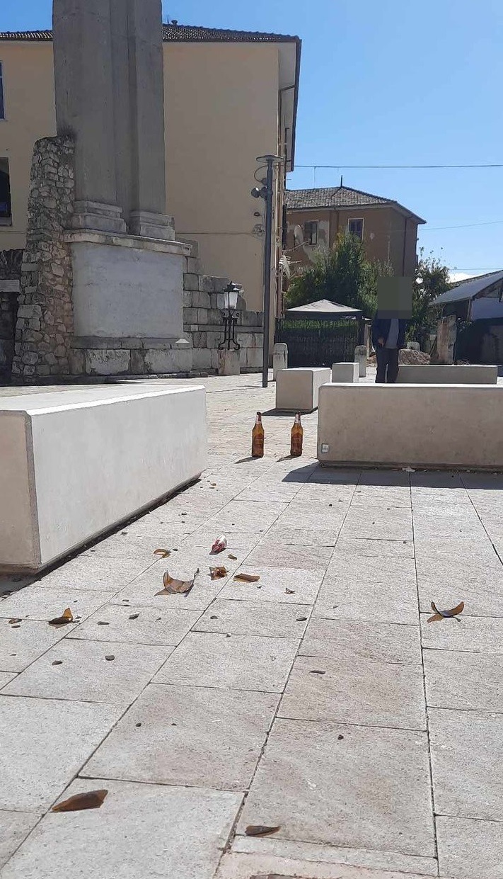 Bottiglie di birra e vetri abbandonati in Largo San Bartolomeo ad Avezzano, l’inciviltà regna sovrana