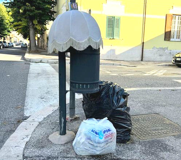 Cestini gettacarte usati a sproposito, l'appello di Tekneko ai cittadini di Avezzano: "Non abbandonate i rifiuti"