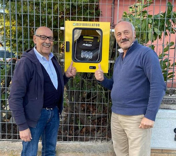 Torna al suo posto il defibrillatore a Borgo via Nuova