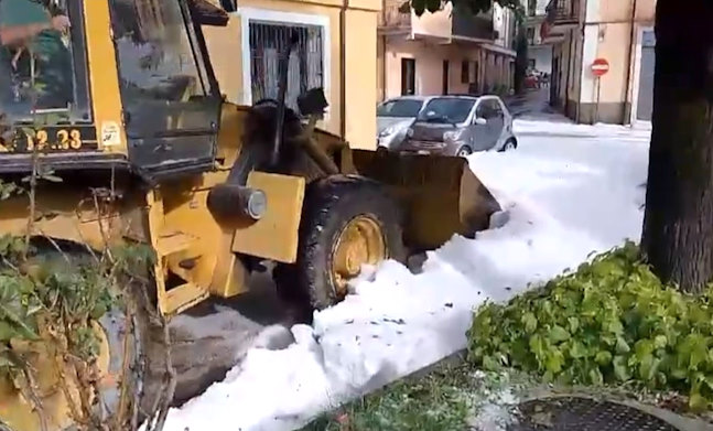 Spazzaneve in azione a Castel di Sangro sommersa dalla grandine