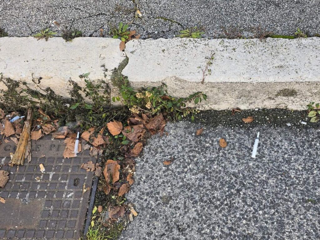 Siringhe abbandonate in strada al centro di Avezzano