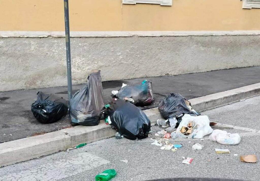 Avezzano, immondizia abbandonata per strada in centro