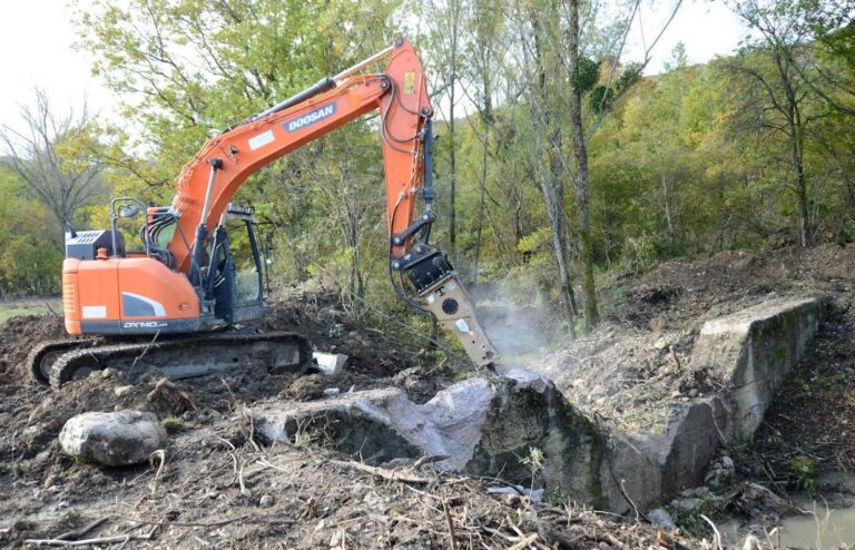 lavori di rimozione di 5 barriere lungo il fiume Giovenco