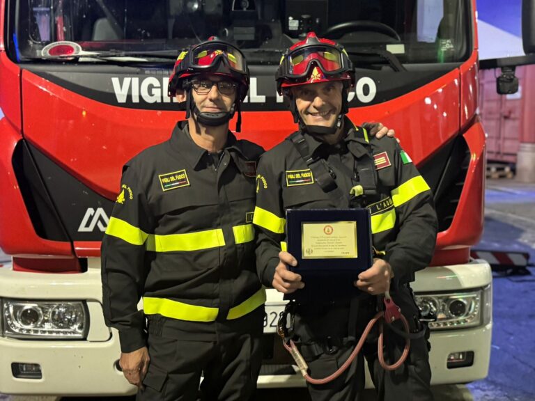 Festa e commozione per i Capi reparto Vigili del Fuoco Ermanno Pitone e Gianluca Massari, simboli di dedizione e coraggio