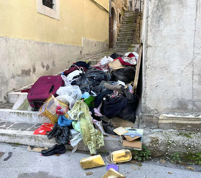 Segni di degrado nel centro storico di Luco dei Marsi: "Situazione di non ritorno"