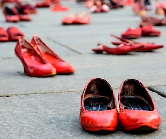 Marcia silenziosa contro il femminicidio il 25 Novembre a Cerchio, Pro Loco: "Portate un paio di scarpe rosse in piazza"