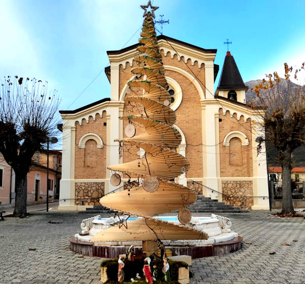 A Massa d'Albe il Natale si celebra con un Albero ecosostenibile e creativo realizzato dalla Pro Loco