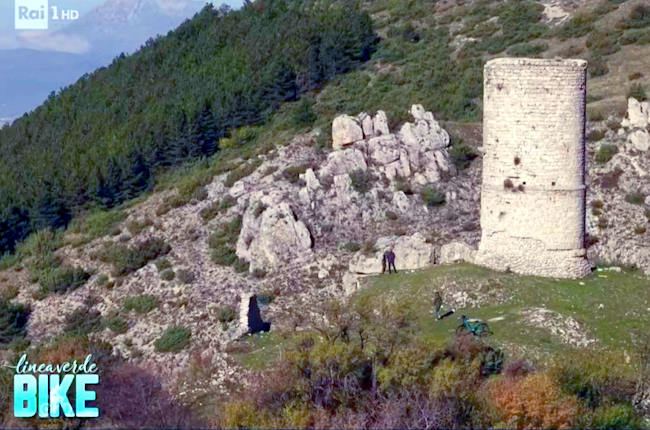 Gioia dei Marsi su Rai 1: il Borgo di Sperone Vecchio e la sua Torre in primo piano su "Linea Verde Bike"