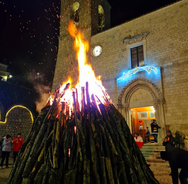 A Pescasseroli si è rinnovata l'antica tradizione della "Tomba" per celebrare l'Immacolata Concezione