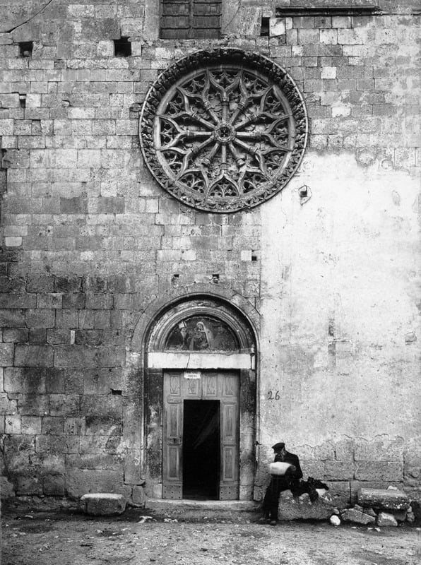 La facciata dell'antica chiesa di San Nicola di Alba Fucens prima della distruzione causata dal terremoto del 1915