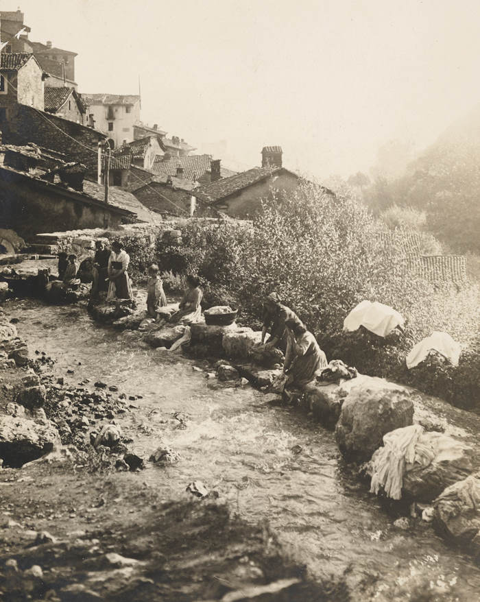 Donne al fiume per l'antico e faticoso rituale del bucato, una bellissima foto d'epoca immortala Tagliacozzo ai primi del '900