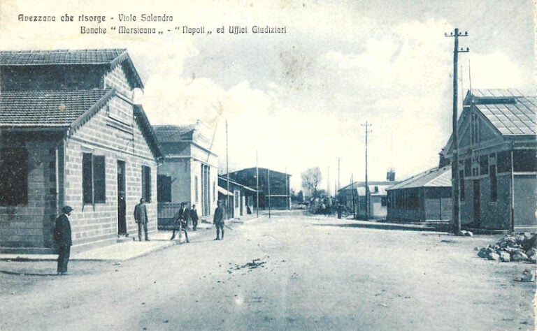 Avezzano poco dopo il terremoto 1915: viale Salandra con due banche e gli uffici giudiziari