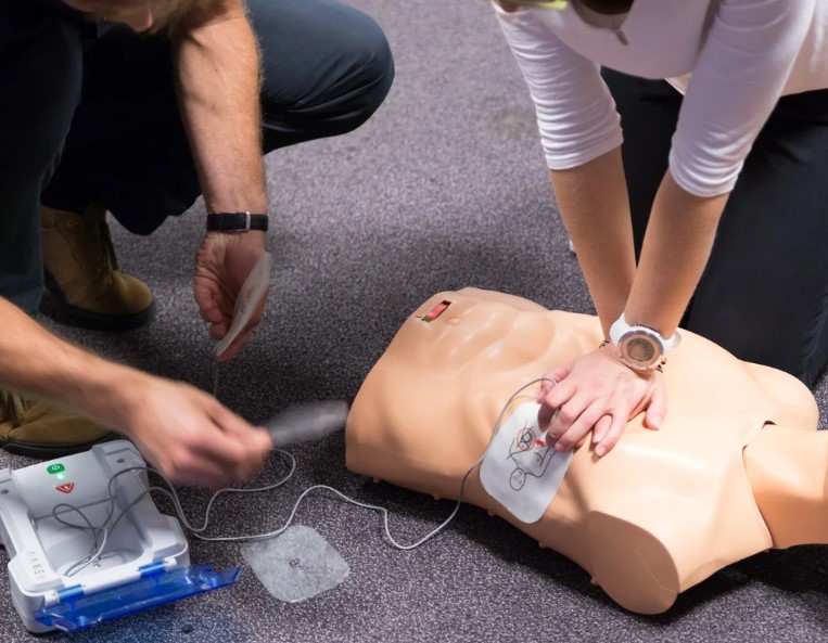 corso di primo soccorso con defibrillatore