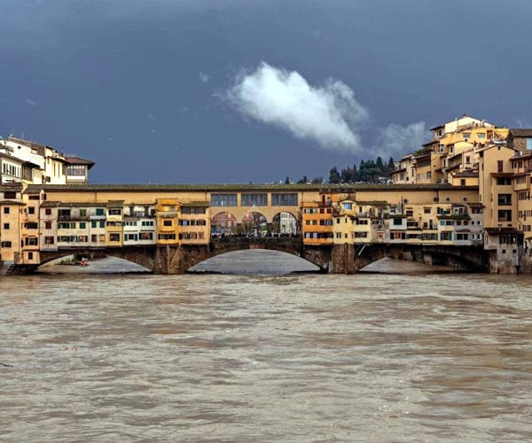 Toscana in ginocchio: allerta rossa per maltempo, fiumi in piena e città allagate