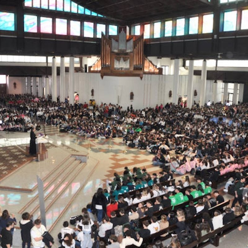 Festa dei 100 giorni alla maturità: migliaia di giovani invadono il Santuario di San Gabriele