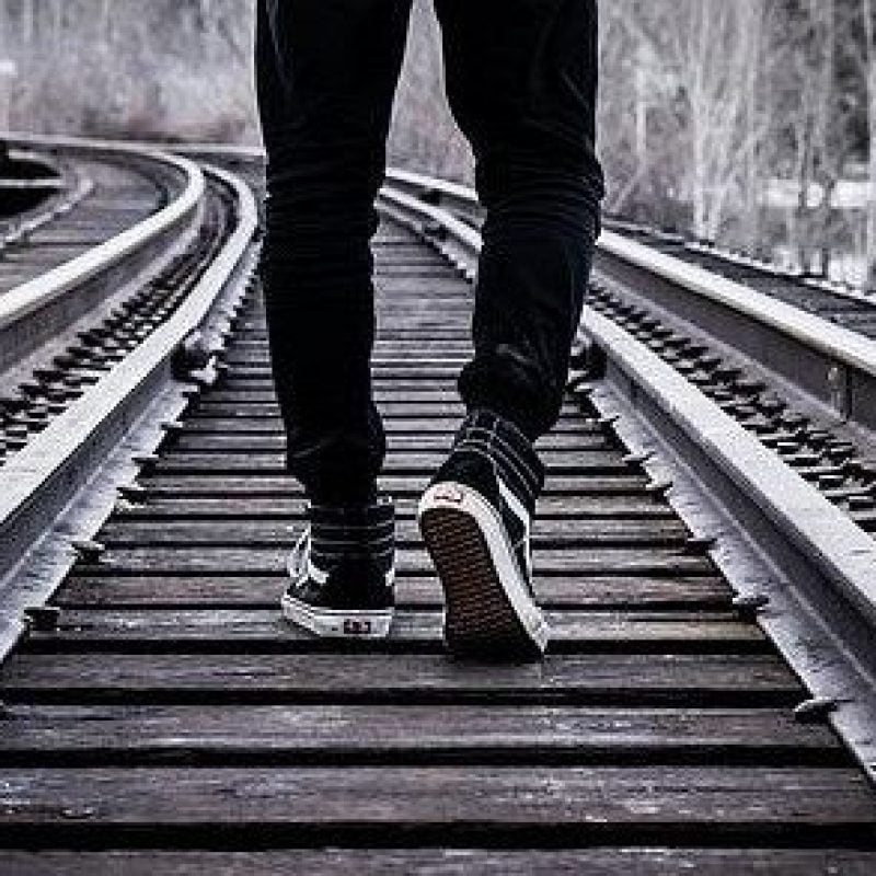 Passeggiano sui binari e mandano in tilt la circolazione ferroviaria