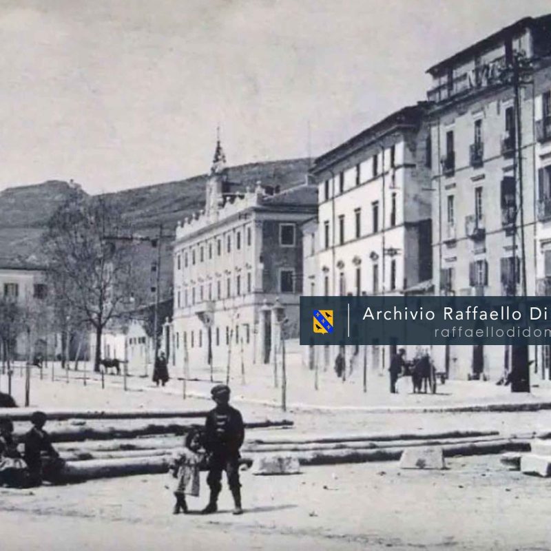 Archivio Raffaello Di Domenico. Avezzano 1910 circa. Piazza Torlonia nel punto in cui oggi si trova il monumento ai Caduti delle due Guerre.