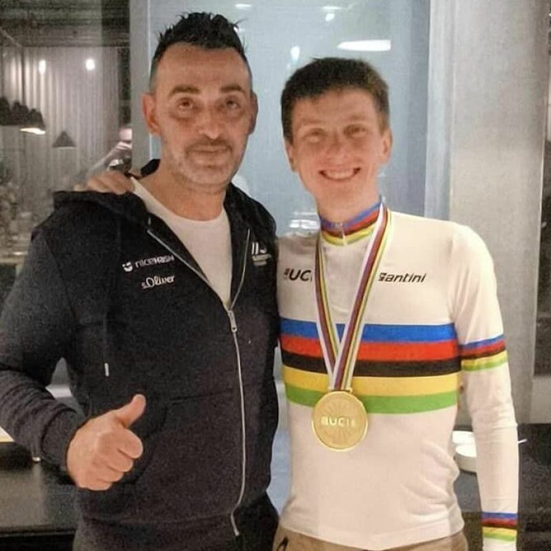 Lo chef marsicano Michele Romano al fianco di Pogacar nella storica conquista dell'oro mondiale su strada