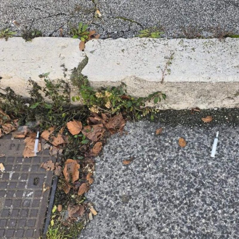 Siringhe abbandonate in strada al centro di Avezzano