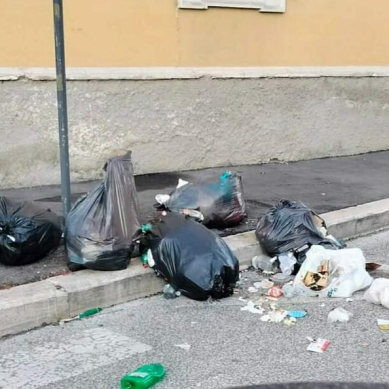 Avezzano, immondizia abbandonata per strada in centro