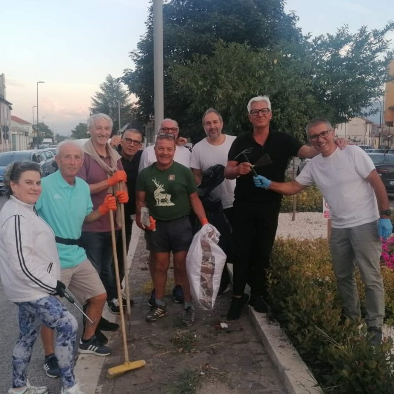 L'Associazione Culturale Piazza Cavour ripulisce le zone verdi del quartiere