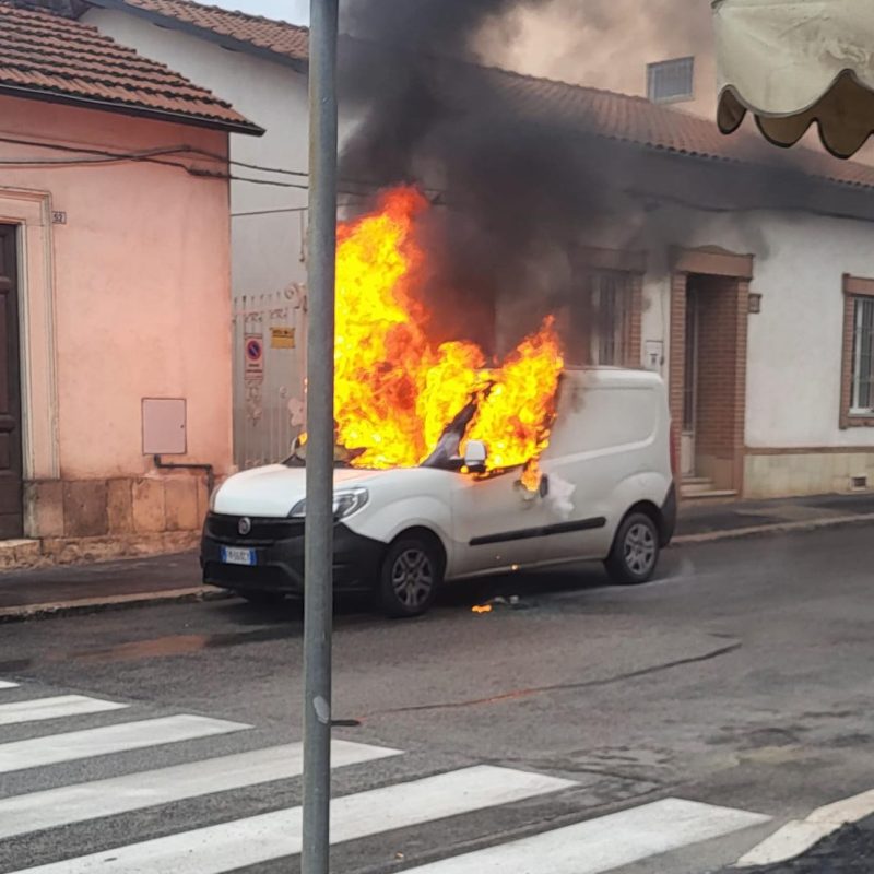 furgone in fiamme nei pressi di Piazza Cavour