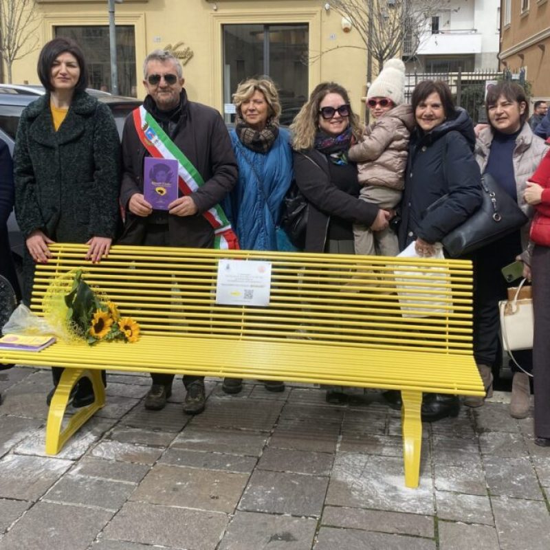 ad Avezzano svelata la ‘panchina gialla’, espressione di prevenzione e vicinanza alle donne