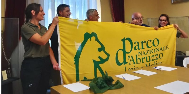 Lecce nei Marsi riceve la Bandiera del Parco Nazionale d'Abruzzo, Lazio e Molise: un simbolo di appartenenza e sostenibilità