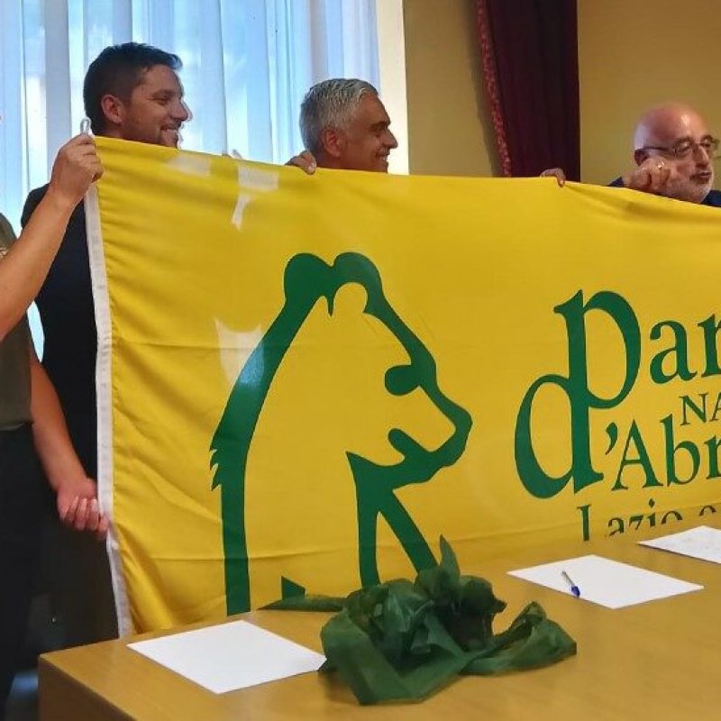 Lecce nei Marsi riceve la Bandiera del Parco Nazionale d'Abruzzo, Lazio e Molise: un simbolo di appartenenza e sostenibilità