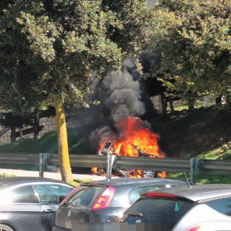 Celano, automobile in fiamme sulla statale 696