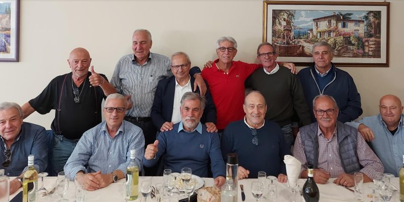 52 anni dopo il diploma, un abbraccio tra compagni di scuola