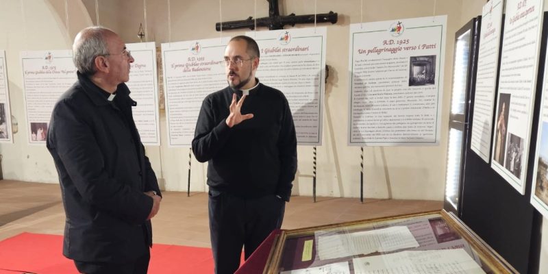 Vescovo Giovanni Massaro in visita alla mostra "I Giubilei nella Storia" a Tagliacozzo